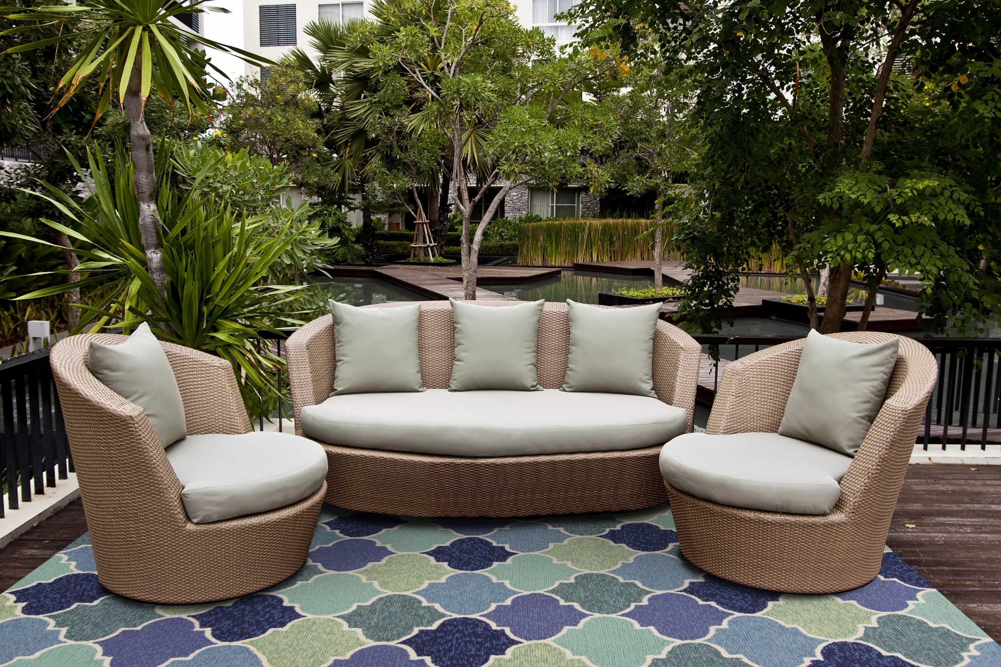 5'x8' Blue Hand Hooked UV Treated Quatrefoil Indoor Outdoor Area Rug - Image 5