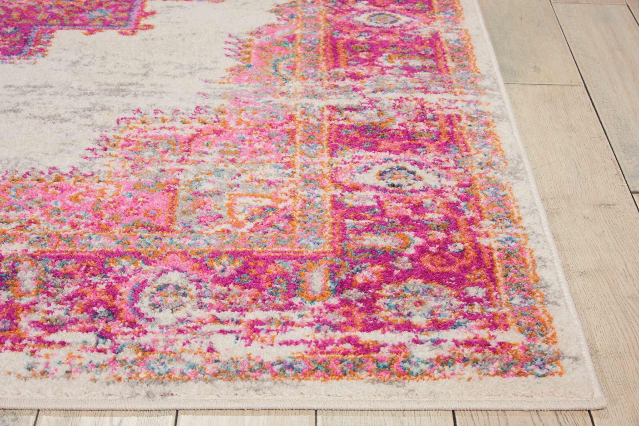 4?x 6' Ivory and Fuchsia Distressed Area Rug - Image 5