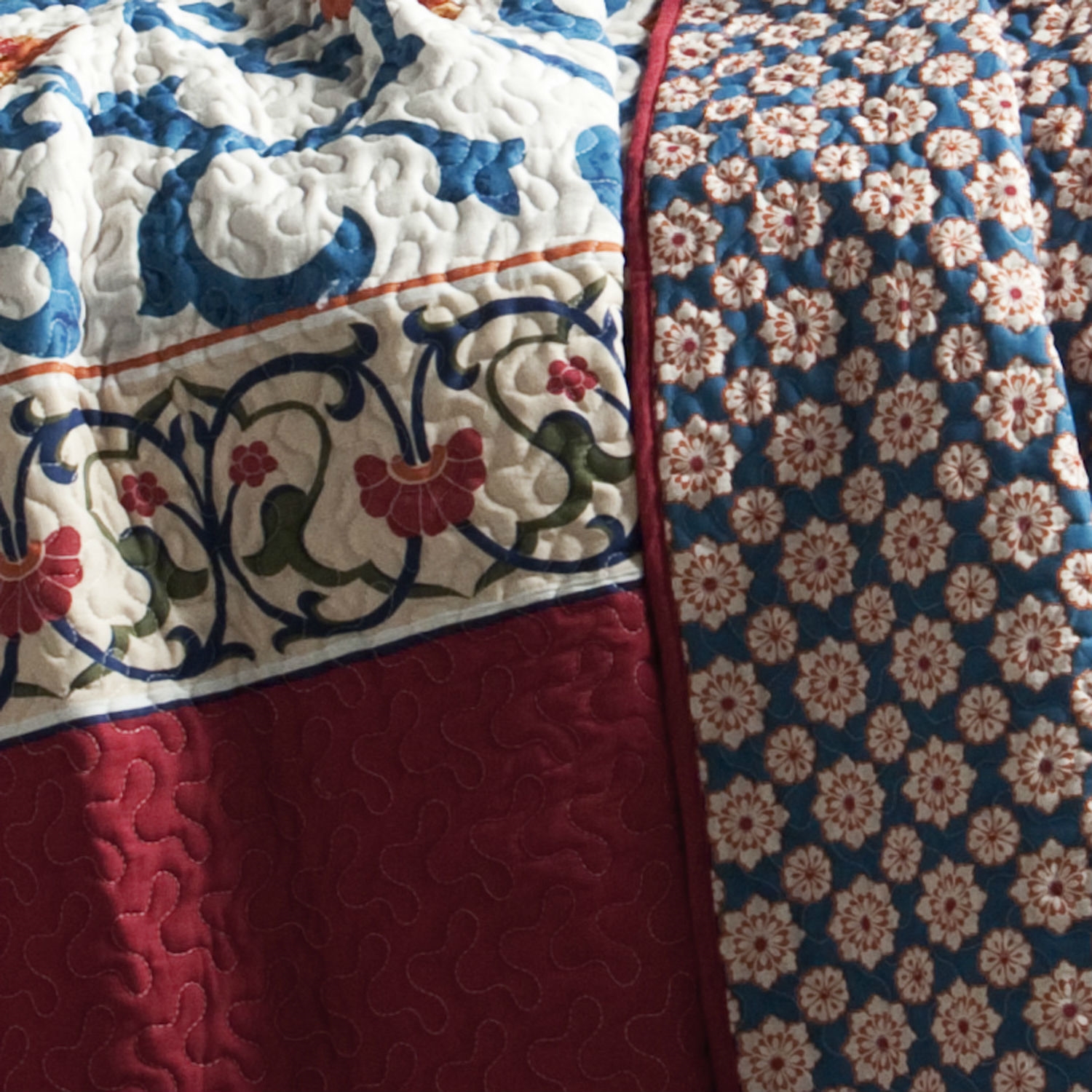 King size 3-Piece Cotton Quilt Set in Red White Blue Floral Scroll Pattern - Image 3