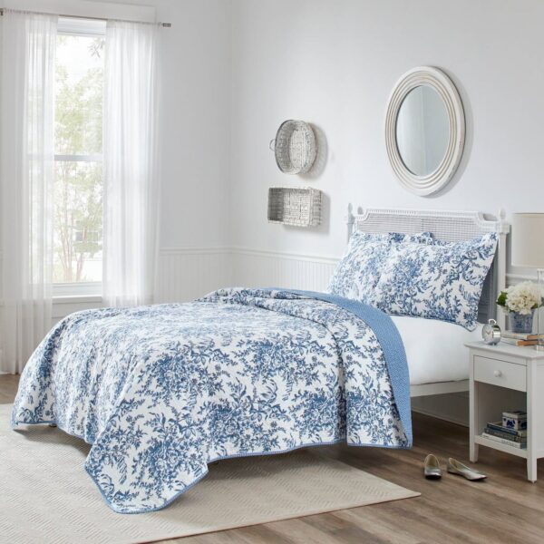 King size 3 Piece Bed-in-a-Bag Reversible Blue White Floral Cotton Quilt Set - Image 2